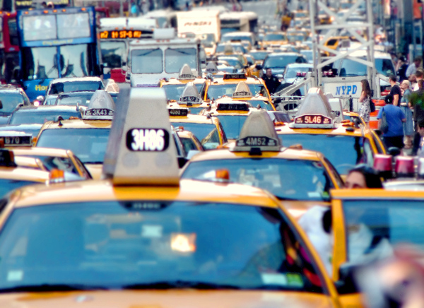 Vía congestionada llena de taxis